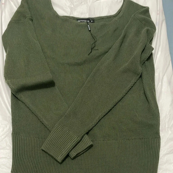 Pretty Little Thing  NWT Green Sweater Scoop Neck Size Medium. - Picture 2 of 6
